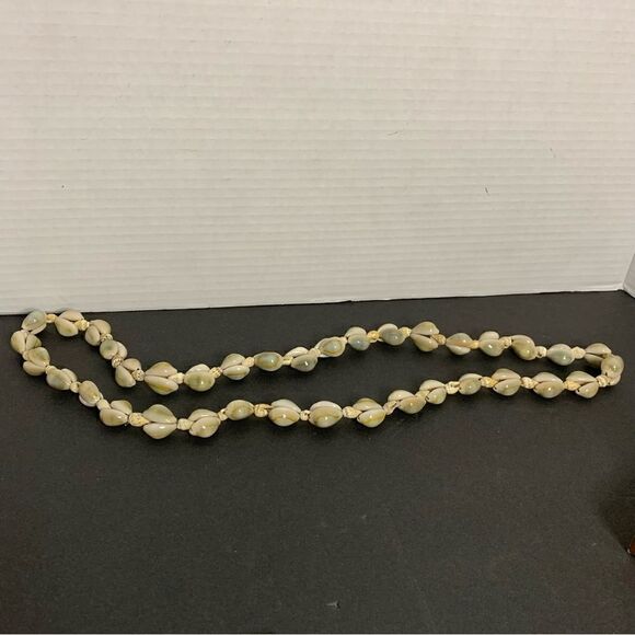 Cowrie Sea Shell Necklace 17" Shiny - Picture 3 of 3